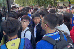 Cảnh nghìn sinh viên vây kín trạm xe buýt TPHCM, cửa vừa mở đã phải lùi lại
