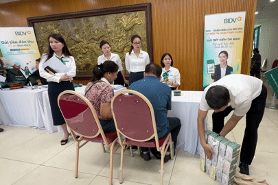 cong-an-ho-tong-nguoi-dan-nhan-bao-tai-tien-boi-thuong-o-vanh-dai-1-ve-tan-nha-1051.gif