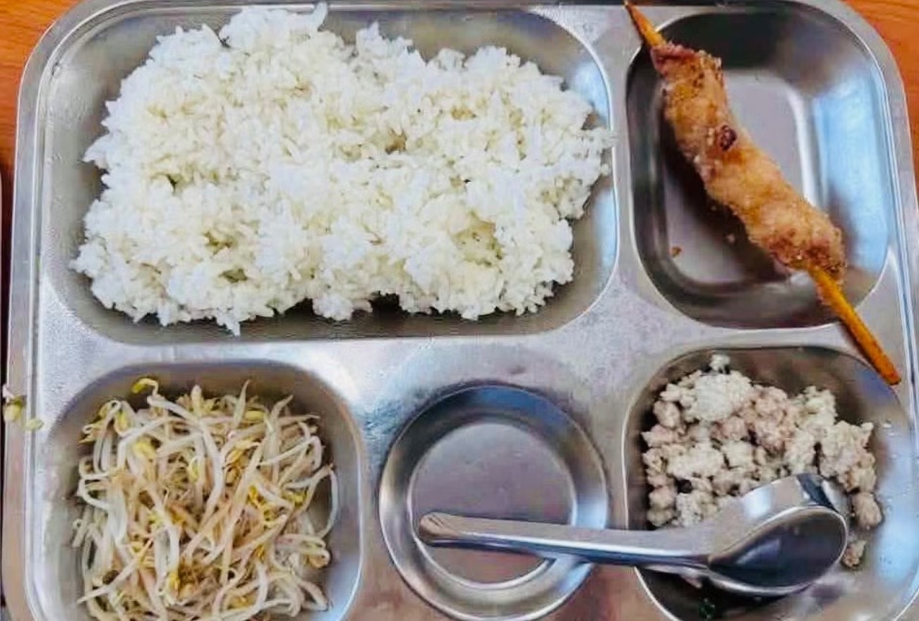 Hà Nội yêu cầu làm rõ phản ánh bữa ăn bán trú ‘lèo tèo’ giá đỗ và thịt băm