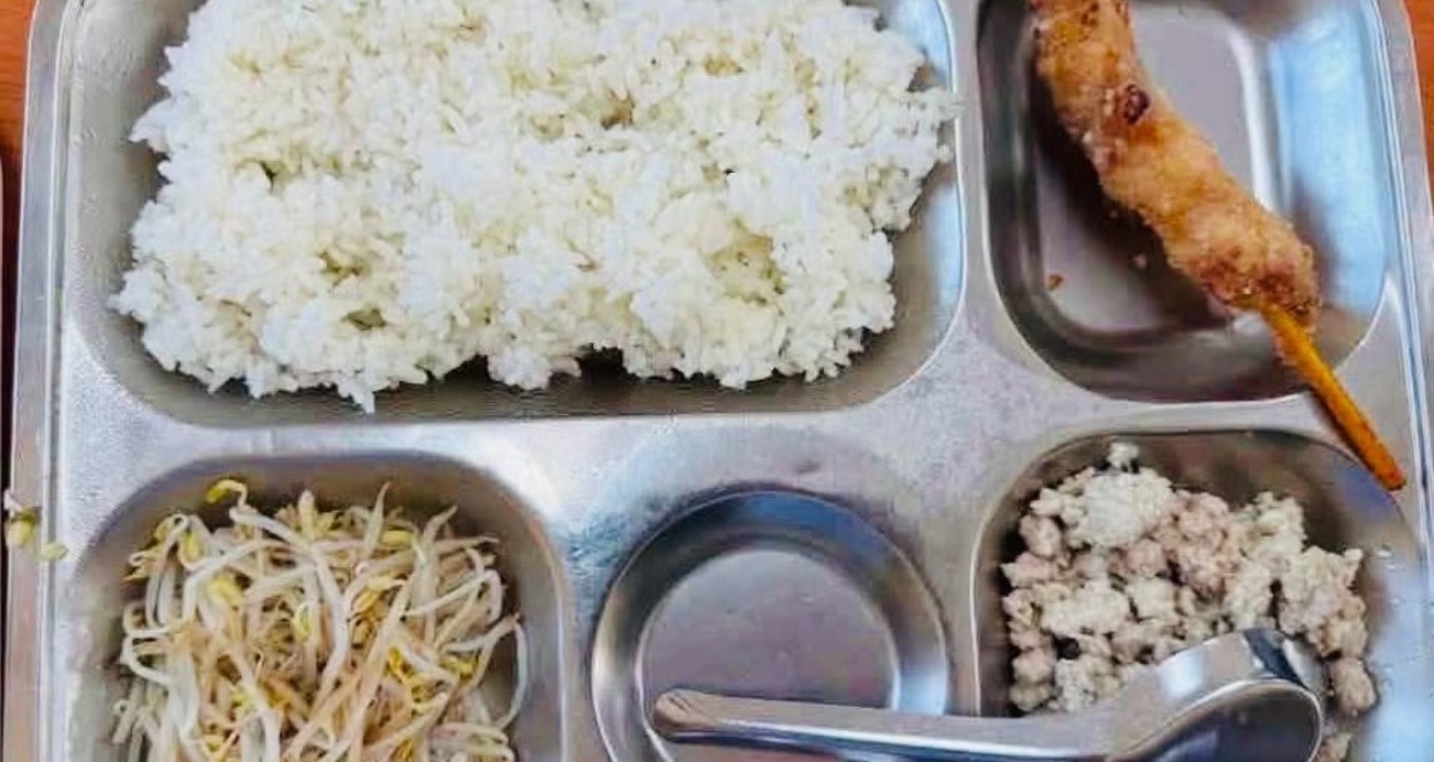 Hà Nội yêu cầu làm rõ phản ánh bữa ăn bán trú ‘lèo tèo’ giá đỗ và thịt băm