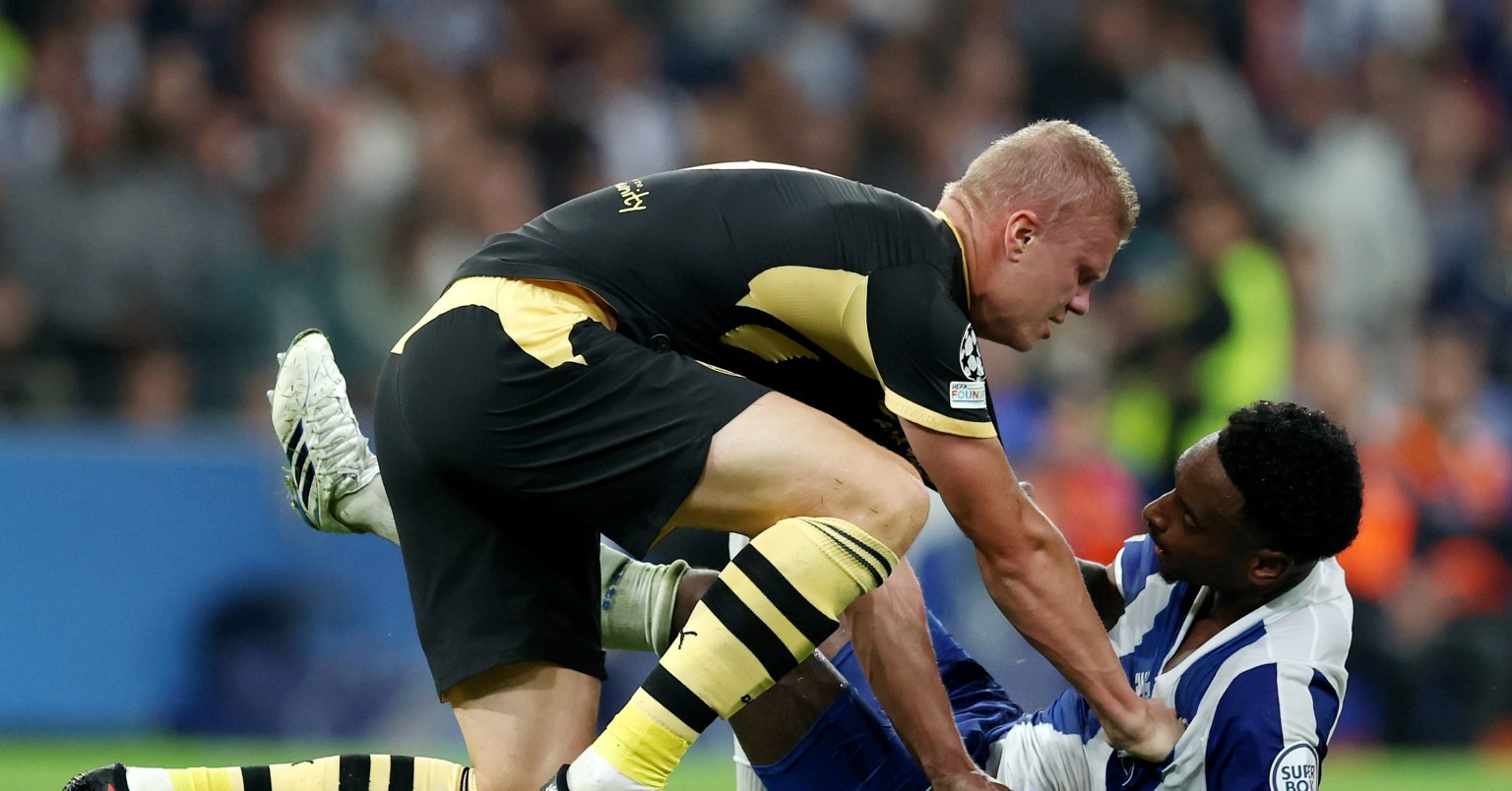 Haaland xô xát dữ dội với đối phương ở Champions League
