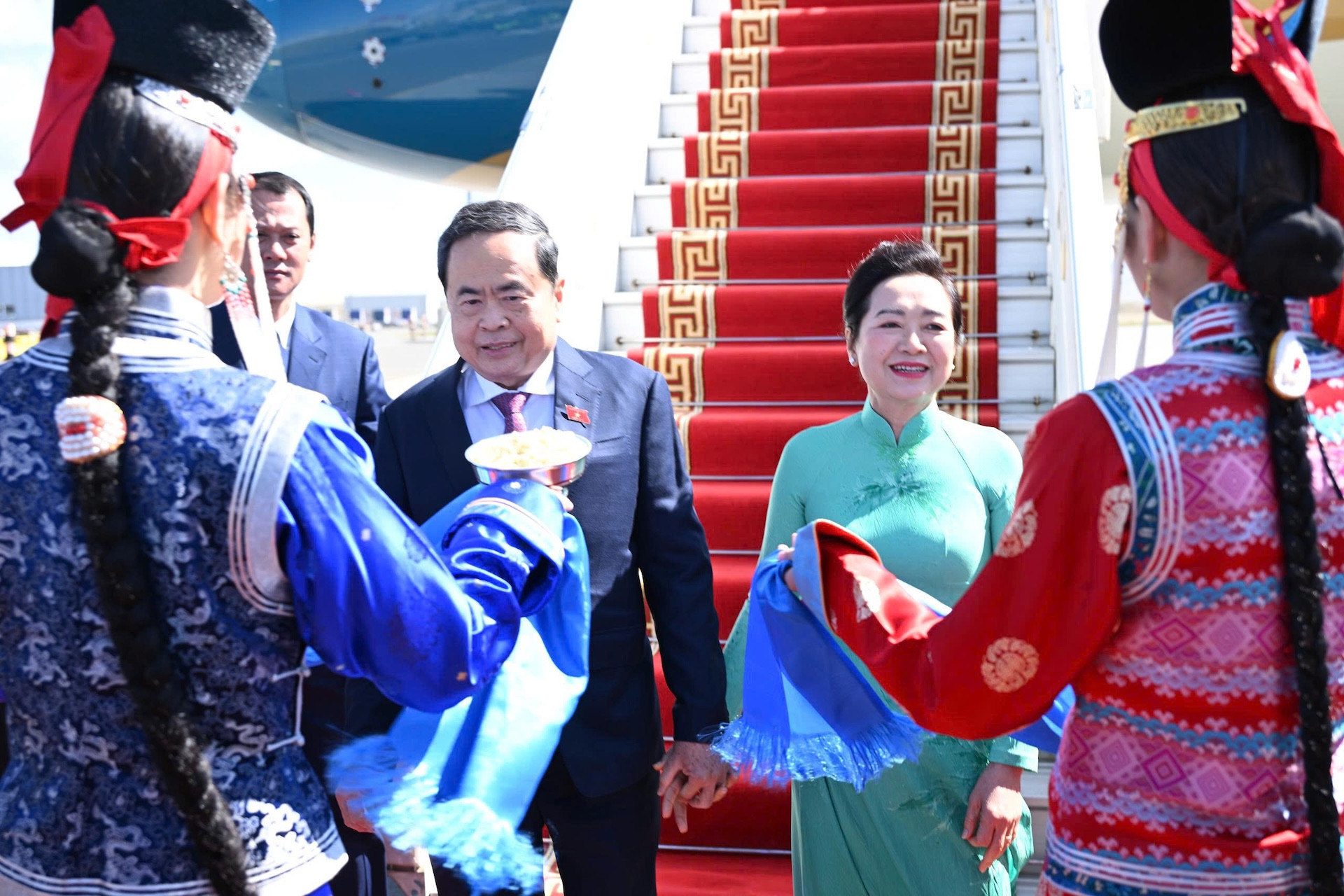 Hai thiếu nữ Mông Cổ tặng khăn Khadag và mời Chủ tịch Quốc hội Trần Thanh Mẫn và Phu nhân dùng bánh Aaruul theo nghi thức đón khách truyền thống của Mông Cổ