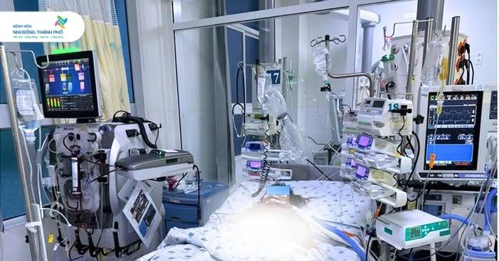 Hai trẻ thở máy, nguy kịch sau 5 ngày sốt