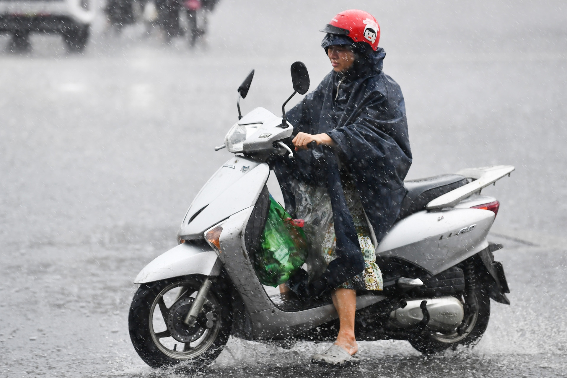 Không khí lạnh đầu mùa áp sát khiến miền Bắc mưa giông, Biển Đông có thể có bão