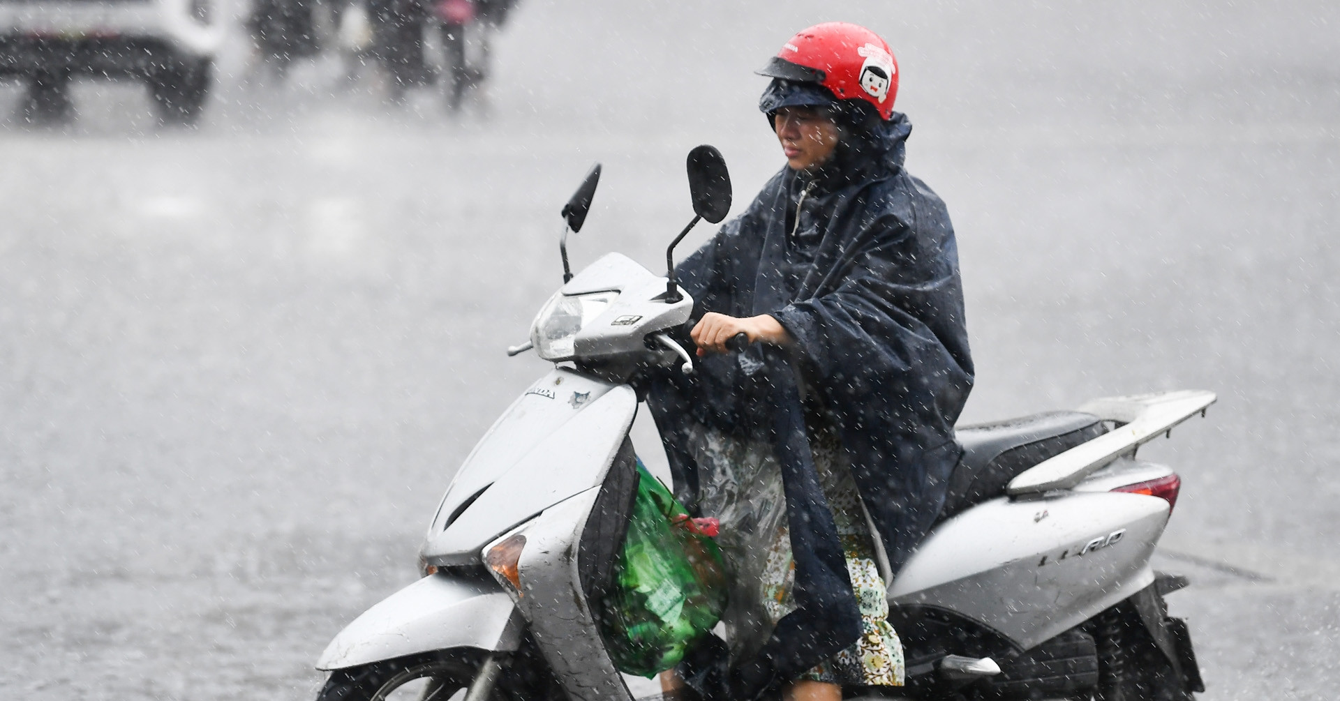 Không khí lạnh đầu mùa áp sát khiến miền Bắc mưa giông, Biển Đông có thể có bão