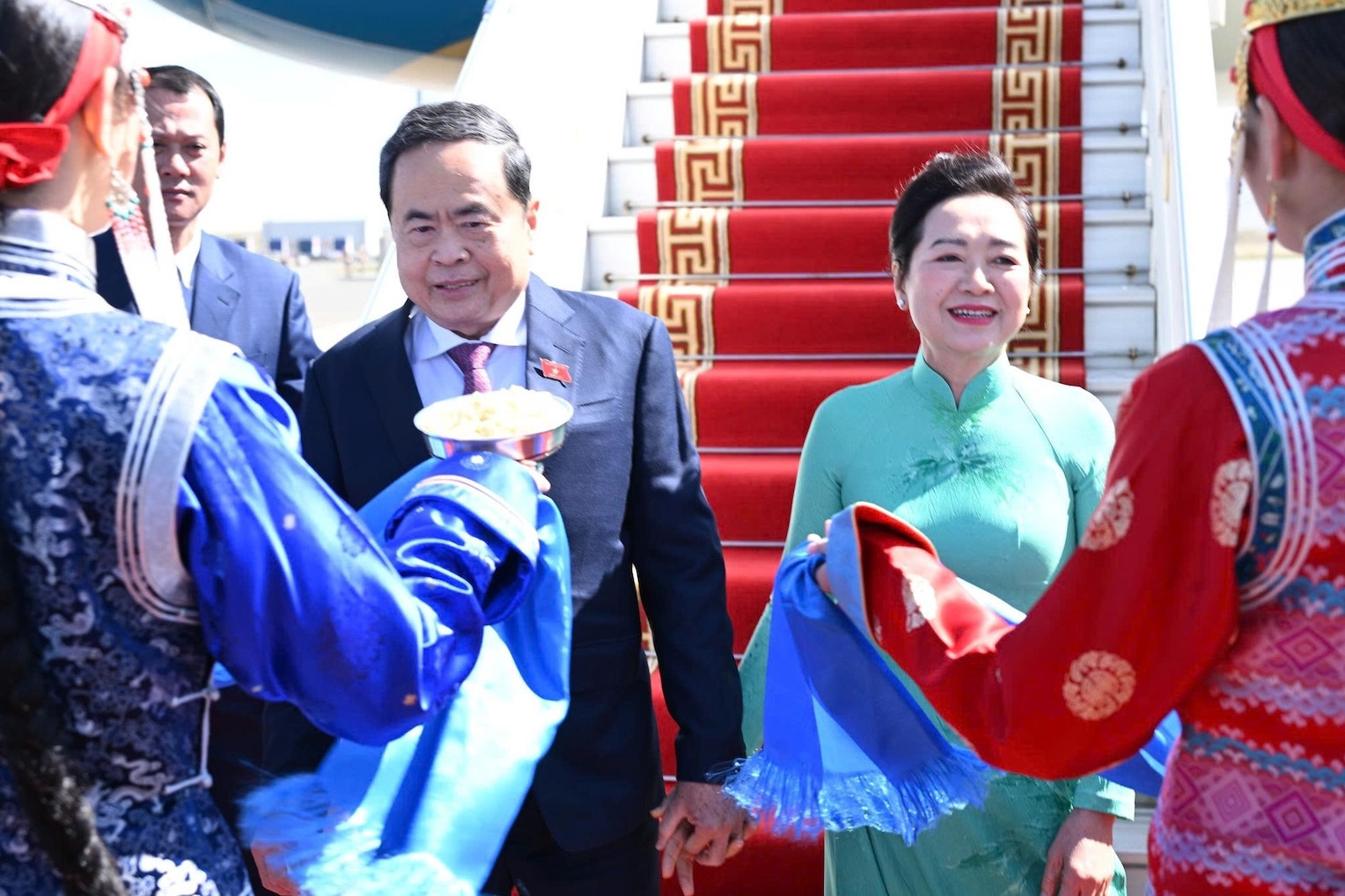 Mông Cổ chào đón Chủ tịch Quốc hội và phu nhân với nghi thức mời bánh truyền thống