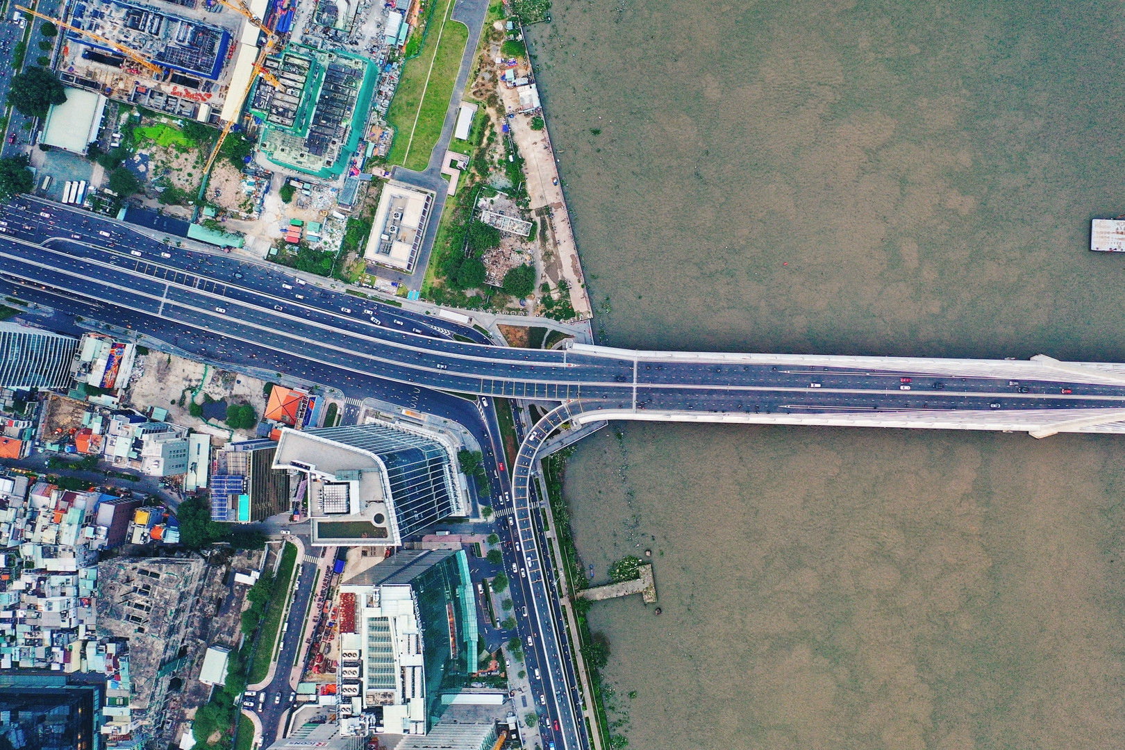Một lô đất ký hai hợp đồng, người mua trả 370 triệu đồng cho cả anh và em
