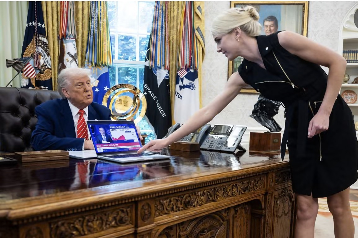Mỹ hé lộ số tiền ông Trump dùng tặng quà cho trợ lý