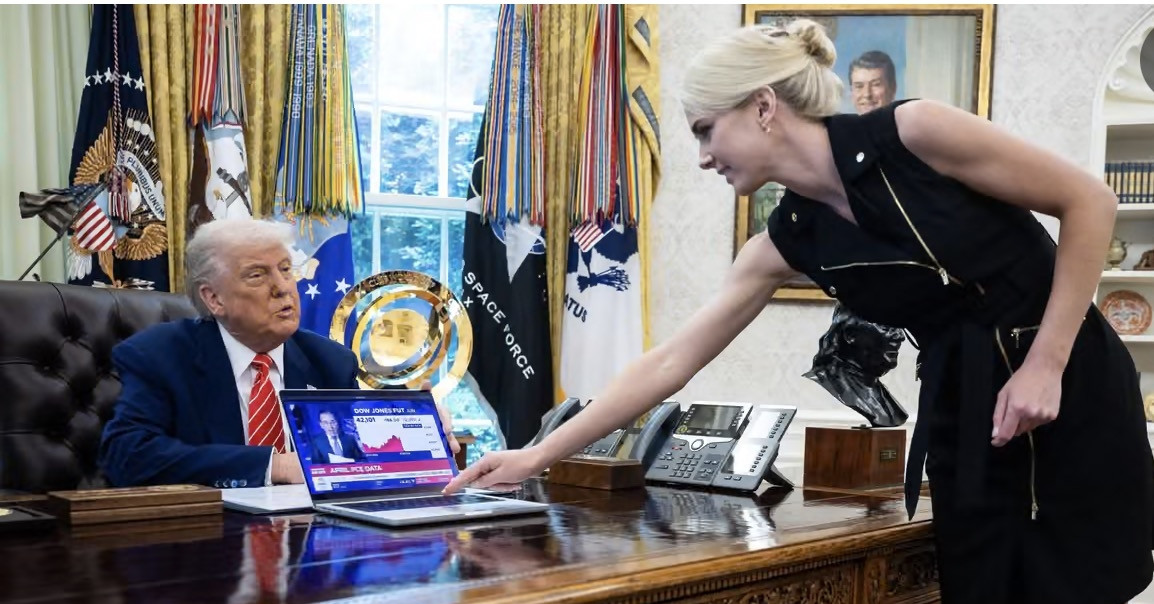 Mỹ hé lộ số tiền ông Trump dùng tặng quà cho trợ lý