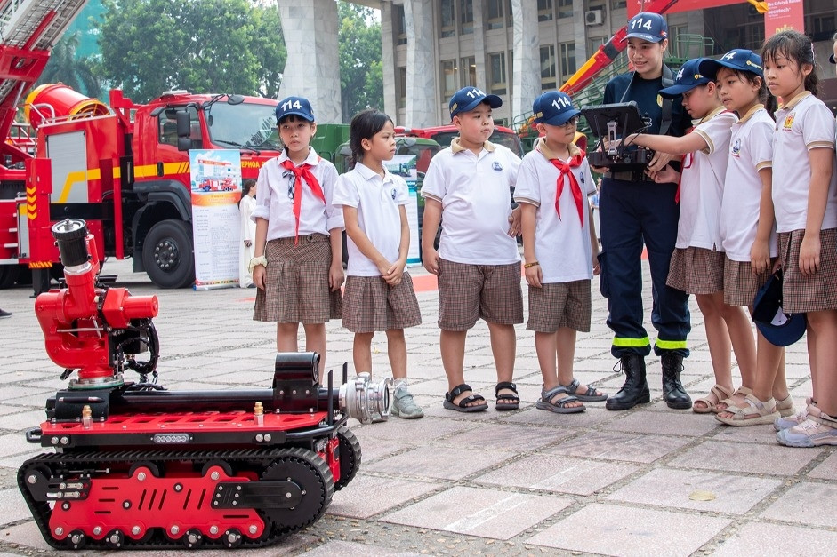 Người dân Hà Nội hào hứng trải nghiệm xe thang, robot chữa cháy