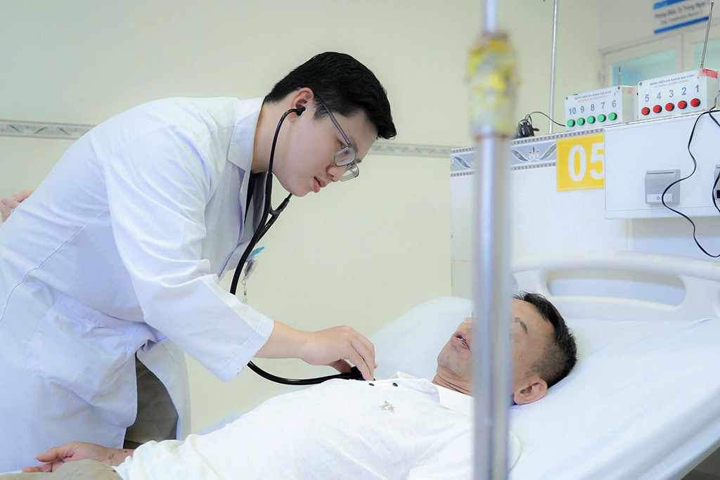 Người đàn ông ngưng tim trên bàn ăn, thoát chết nhờ gia đình biết làm một việc