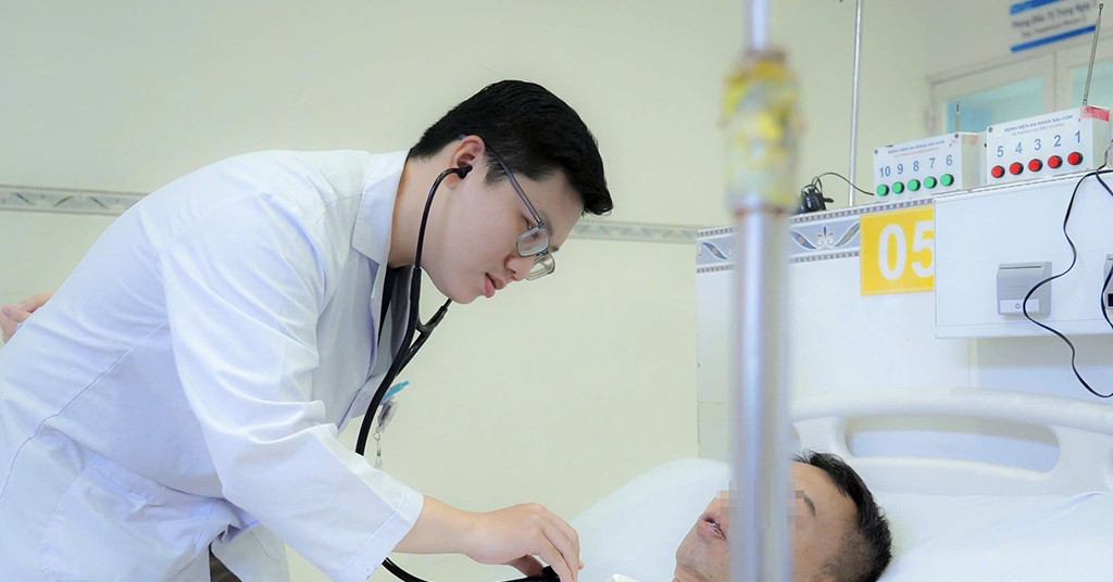 Người đàn ông ngưng tim trên bàn ăn, thoát chết nhờ gia đình biết làm một việc