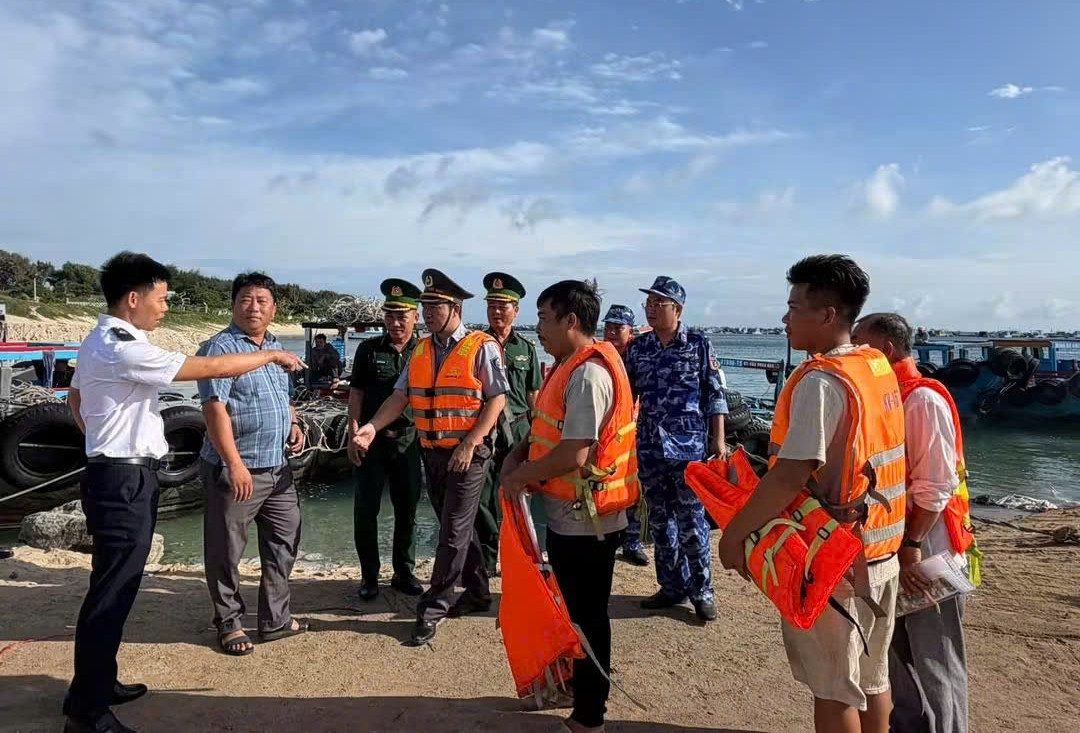 Tàu cá cùng 21 người gặp sự cố giữa vùng biển động mạnh