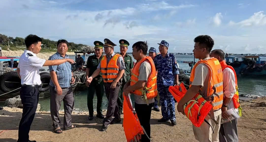 Tàu cá cùng 21 người gặp sự cố giữa vùng biển động mạnh
