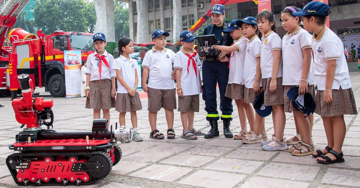 Người dân Hà Nội hào hứng trải nghiệm xe thang, robot chữa cháy