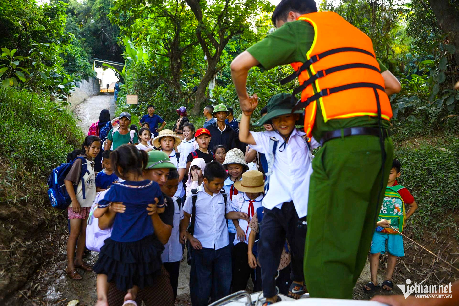 W-đưa học sinh đi học bằng thuyền ở Thái Nguyên_2.JPG.jpg
