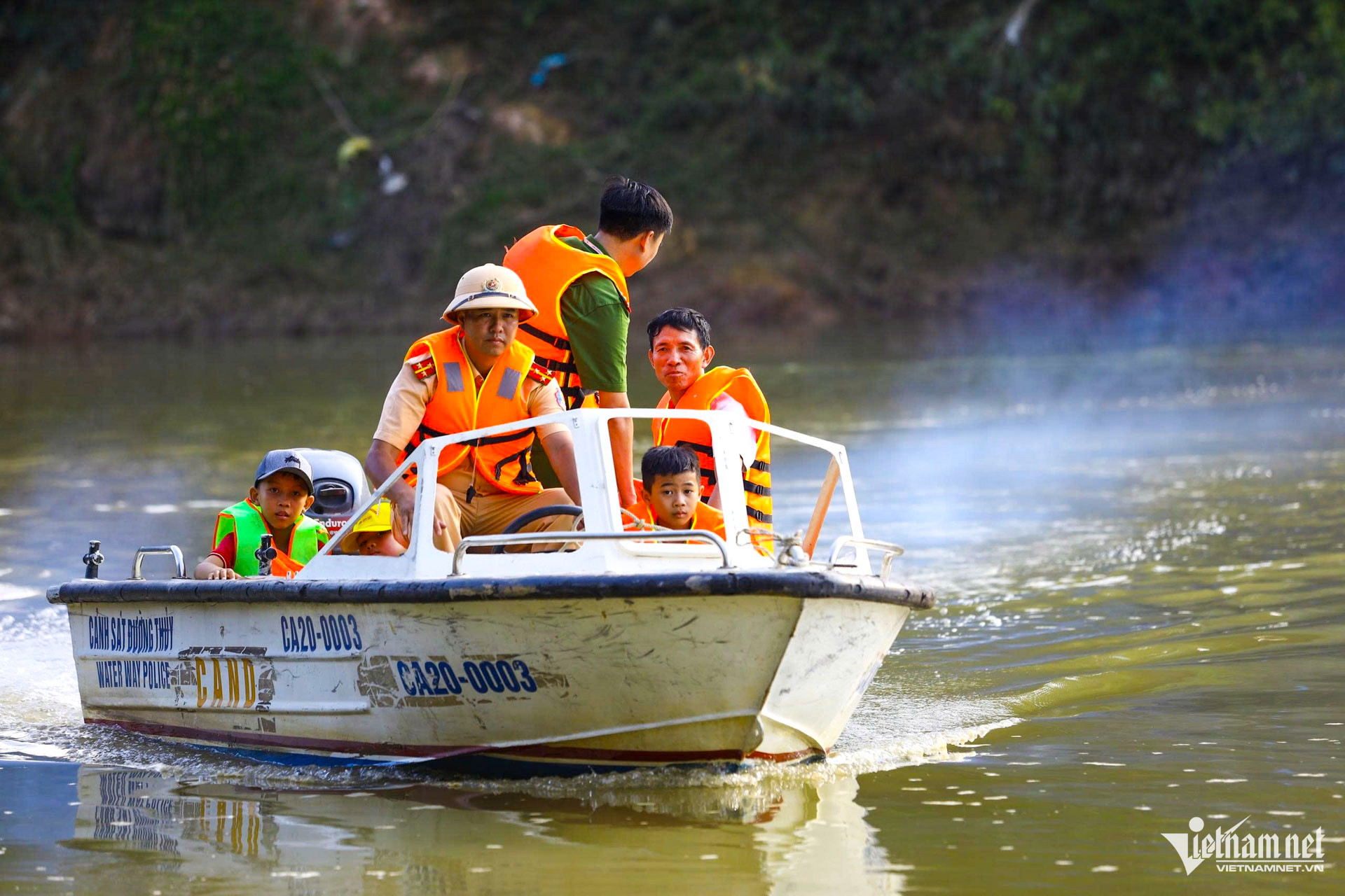 W-đưa học sinh đi học bằng thuyền ở Thái Nguyên_3.JPG.jpg