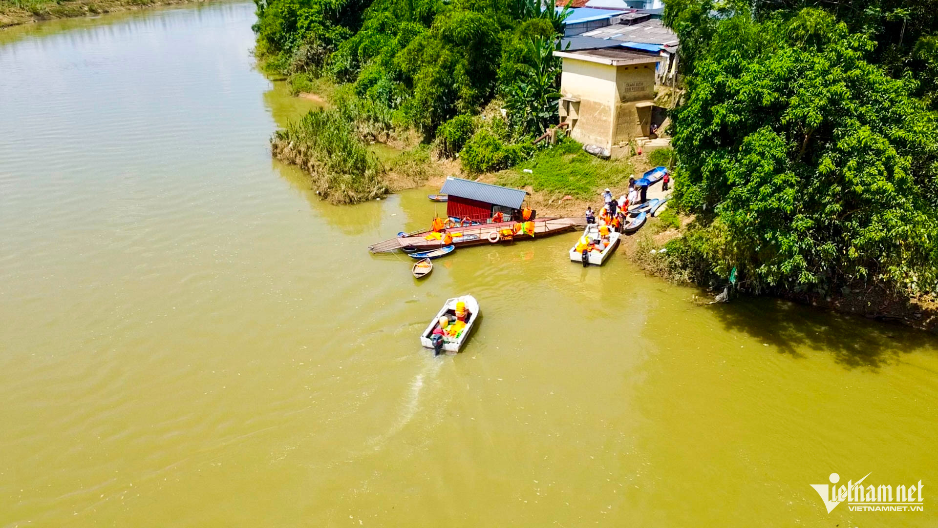 W-đưa học sinh đi học bằng thuyền ở Thái Nguyên_6.JPG.jpg