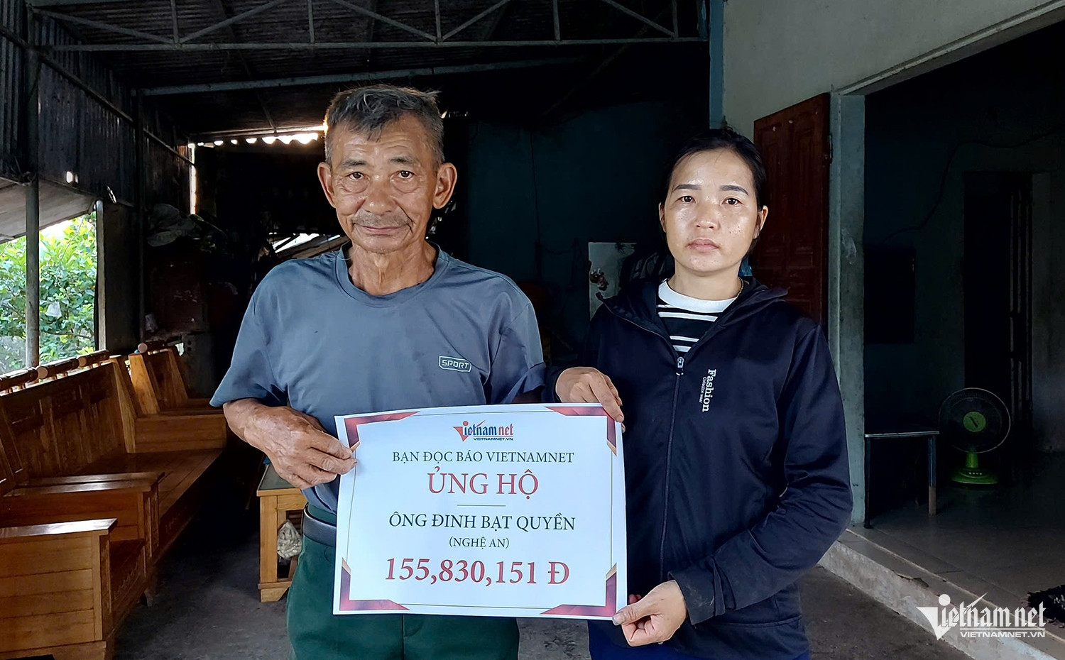 W-trao tiền ông Quyền.jpg