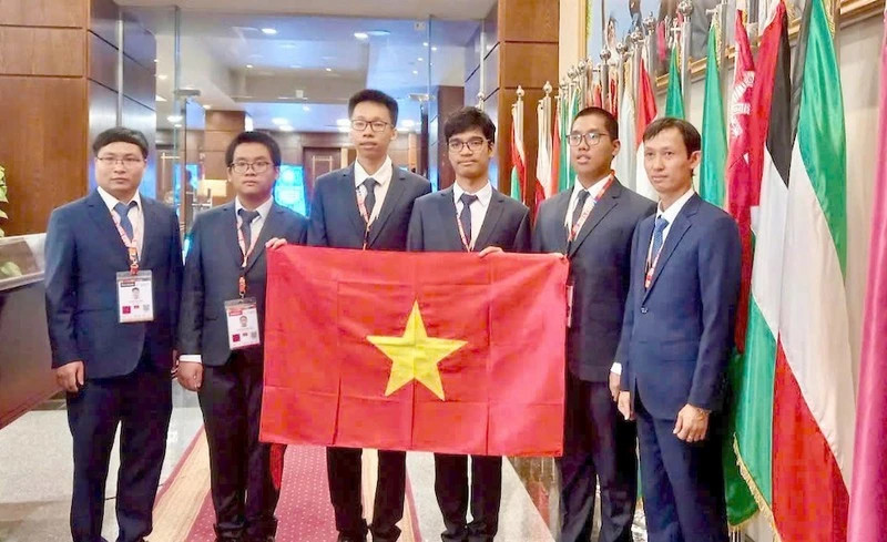 All Vietnamese students competing at Olympiads in 2024 win prizes: Ministry