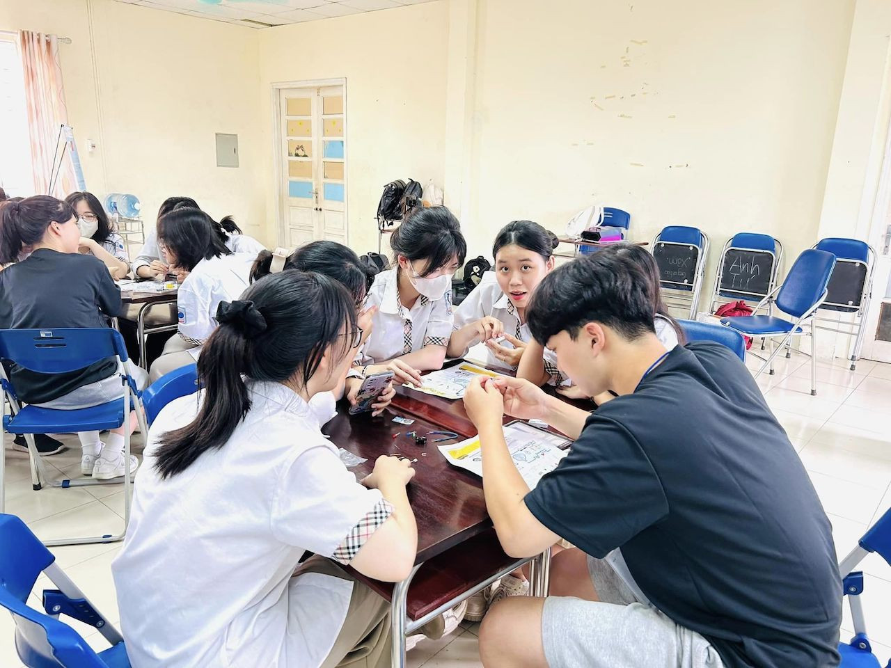 Hanoi bans students from using mobile phones during class