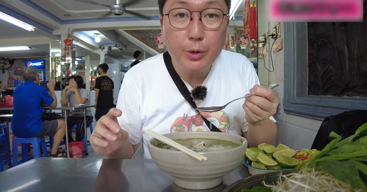 Japanese visitor declares 54-year-old pho restaurant in HCM City the best