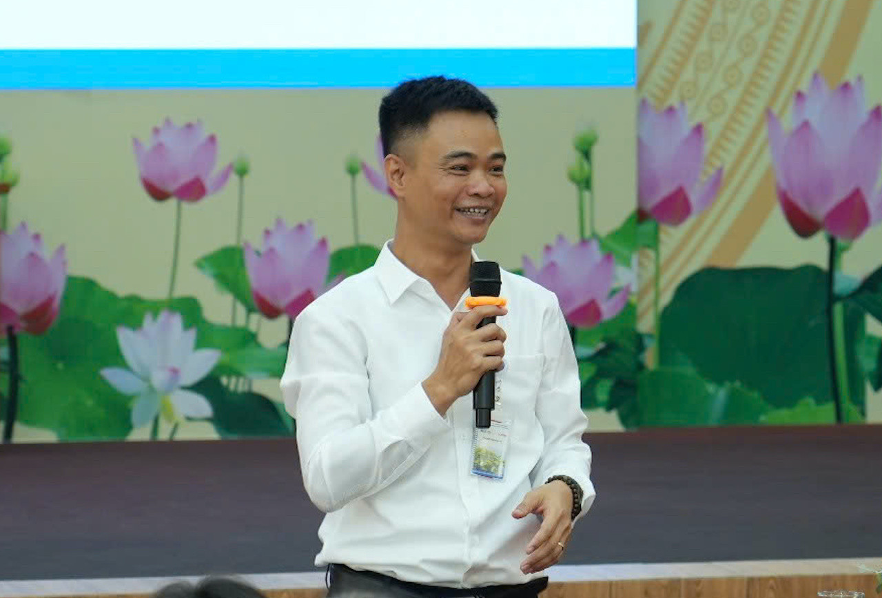 4. Ông Nguyễn Phi Hùng – Chuyên viên an toàn, tuyên truyền viên của Cảng HKQT Nội Bài trao đổi với bà con về an toàn hàng không.jpg