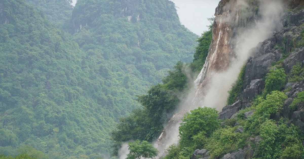 Quang Binh removes cracked 300-ton boulder threatening Phong Nha residents