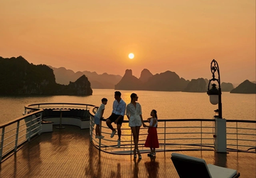 Ha Long Bay extends sightseeing hours to 8pm from October 20