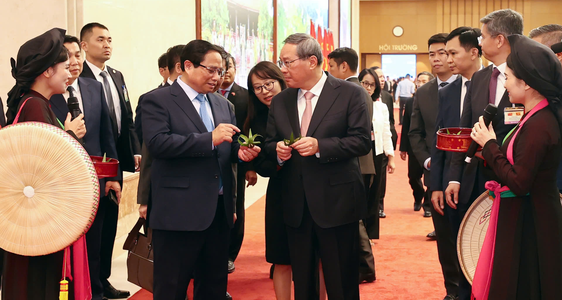 Vietnamese and Chinese PMs explore traditional art and Dong Ho paintings