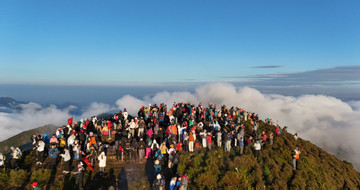 Crowds flock to 'Roof of Yen Bai' for scenic cloud hunting and flower admiration