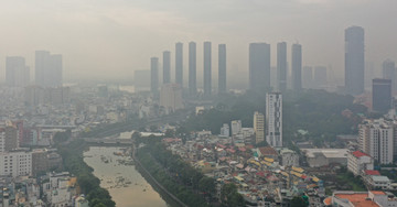 HCM City blanketed in thick fog, air pollution rises as fine dust levels spike