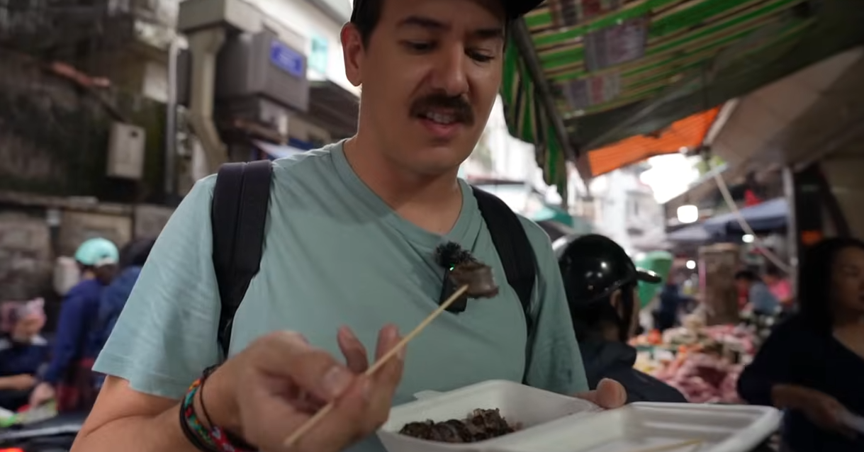 American tourist takes on Hanoi’s exotic street foods: Blood sausage and balut