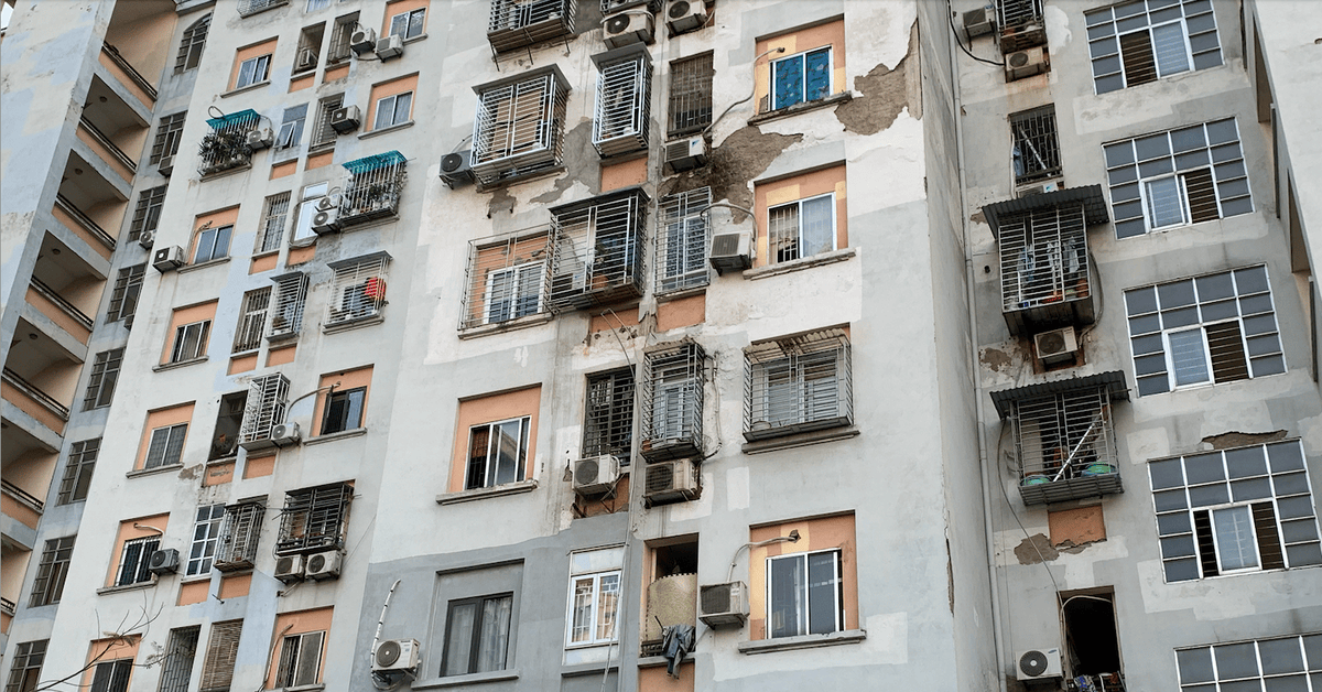 Old apartments with peeling, moldy walls in Hanoi offered for VND4 billion