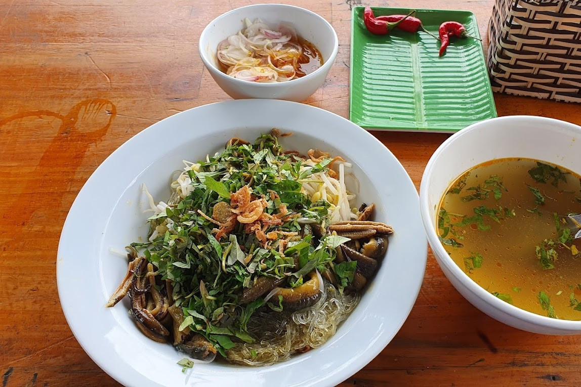 South Korean travelers try ‘vitality boosting food’ in Da Nang