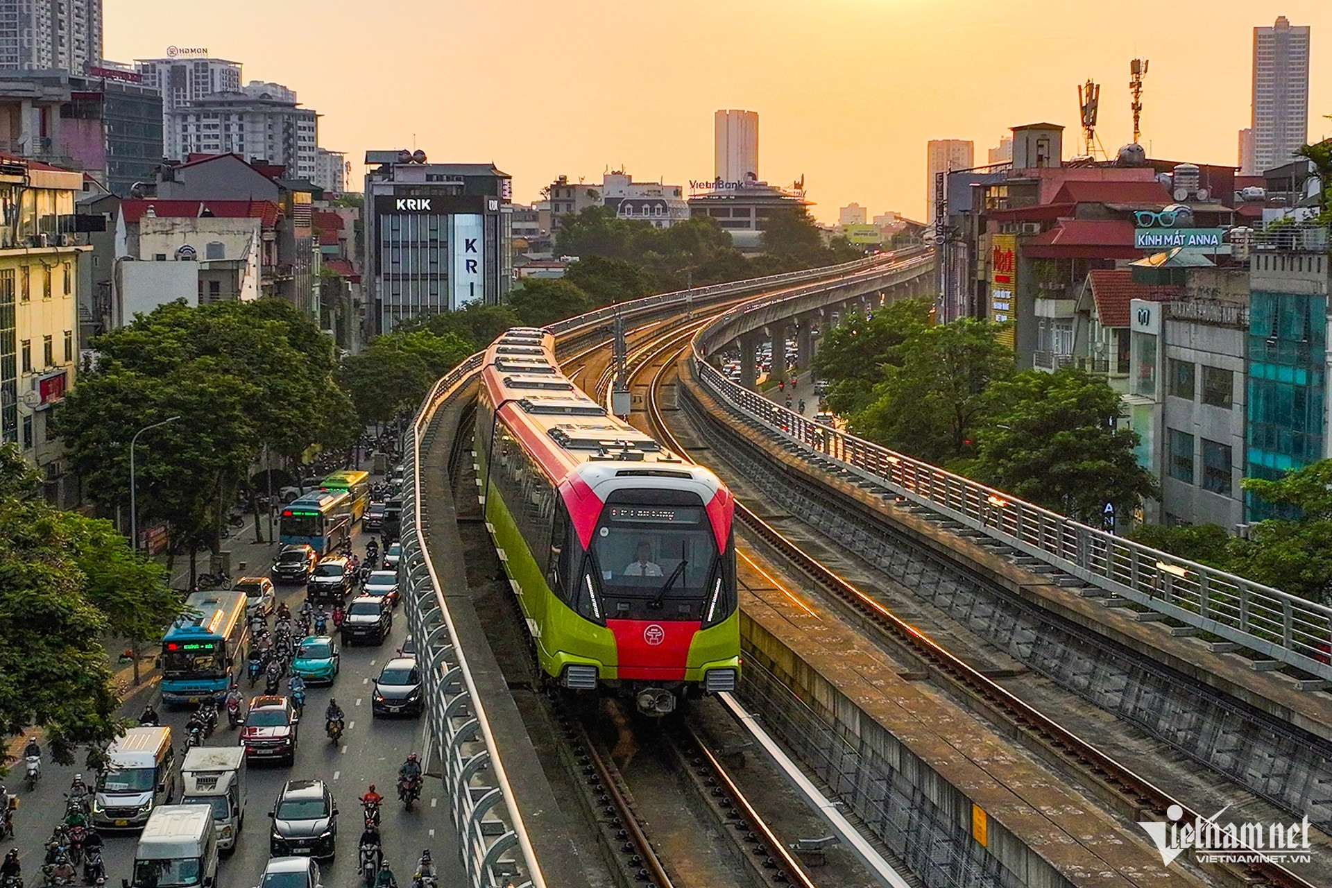 What are Hanoi's choices for public transport by 2030?