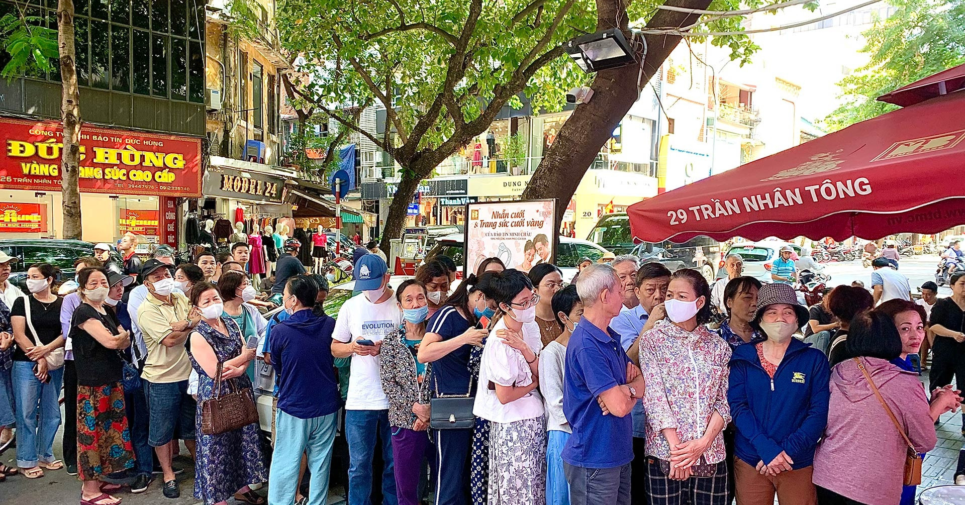 Gold scarcity sparks long queues at Hanoi’s gold shops