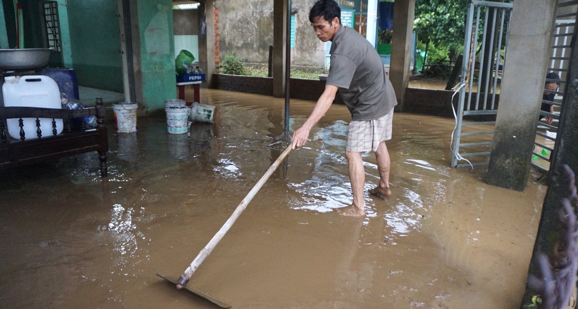 Da Nang residents rush to clean homes buried in mud after Typhoon Trami