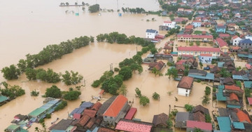 Heavy flooding in Central Vietnam's Le Thuy leaves over 12,000 homes submerged