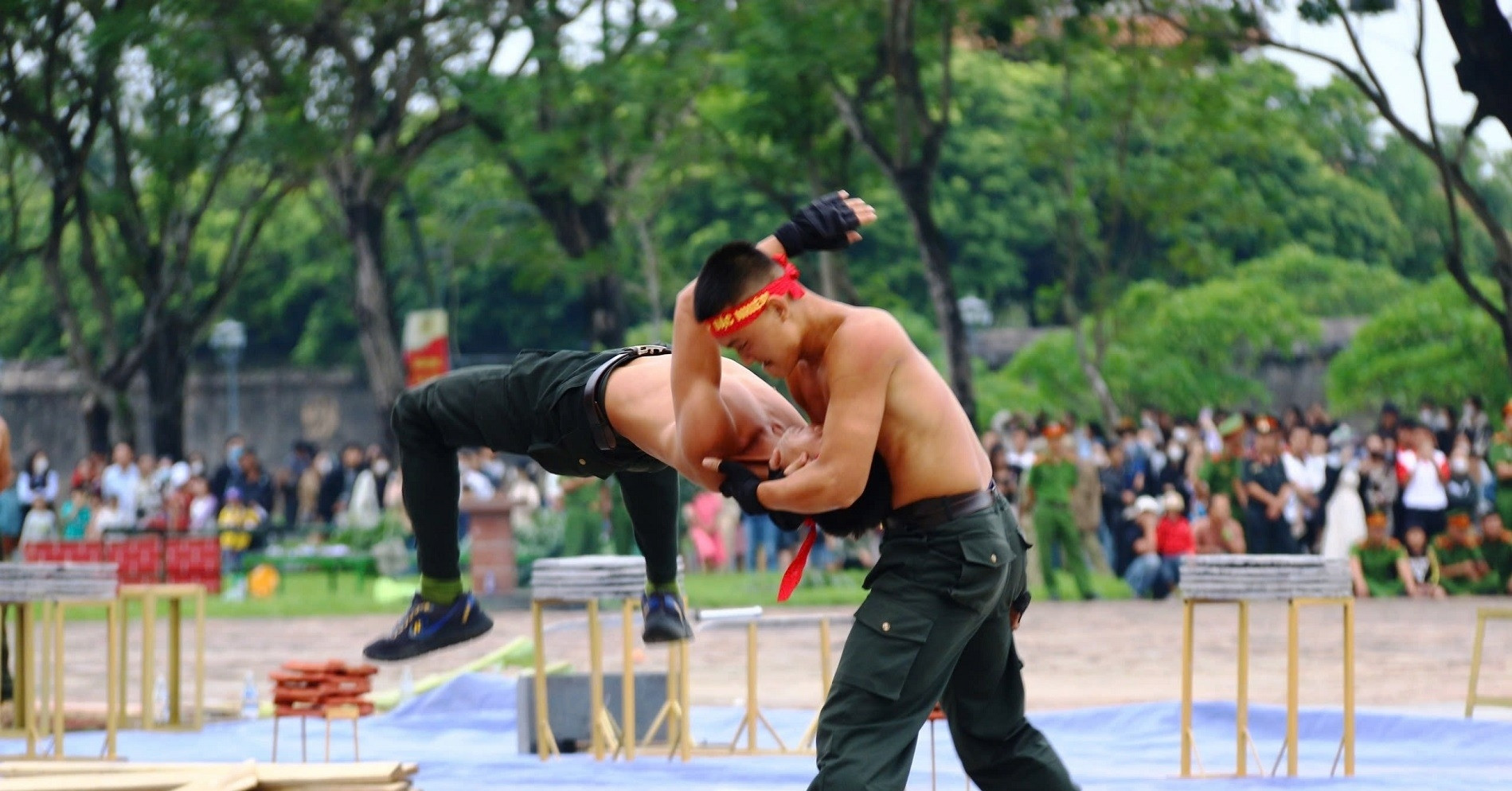 Impressive combat skills and crime-suppression display by Vietnam’s police