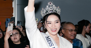 Fans gather in crowds to see off Ky Duyen and Thanh Thuy for int'l pageants