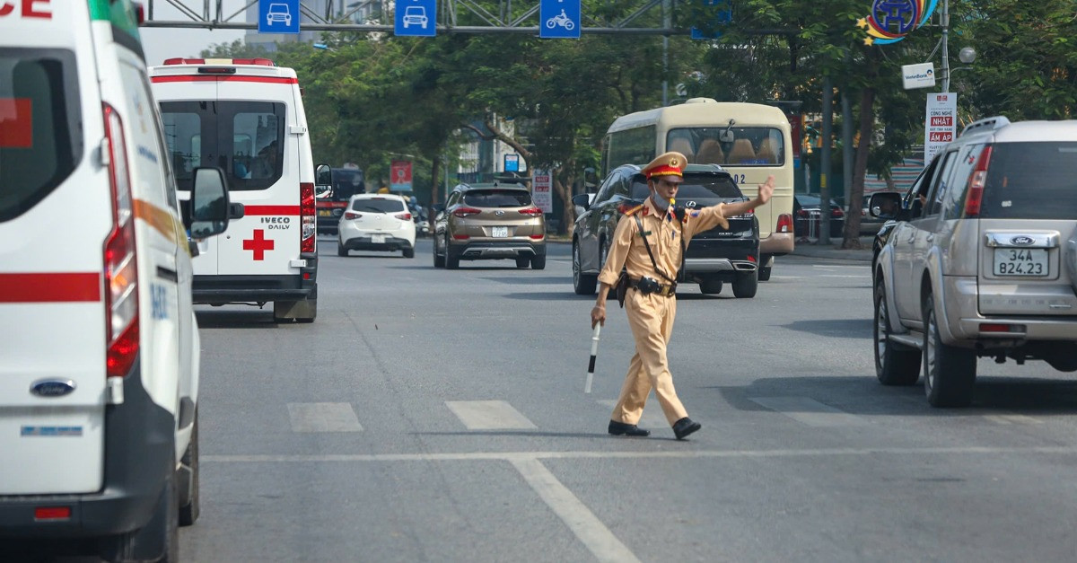 Hanoi’s traffic police escort donated heart to airport, saving a life in Hue