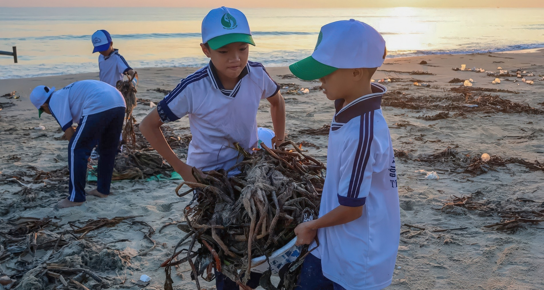 Quang Nam’s “Green Kid Team” cleans beaches, spreads environmental awareness