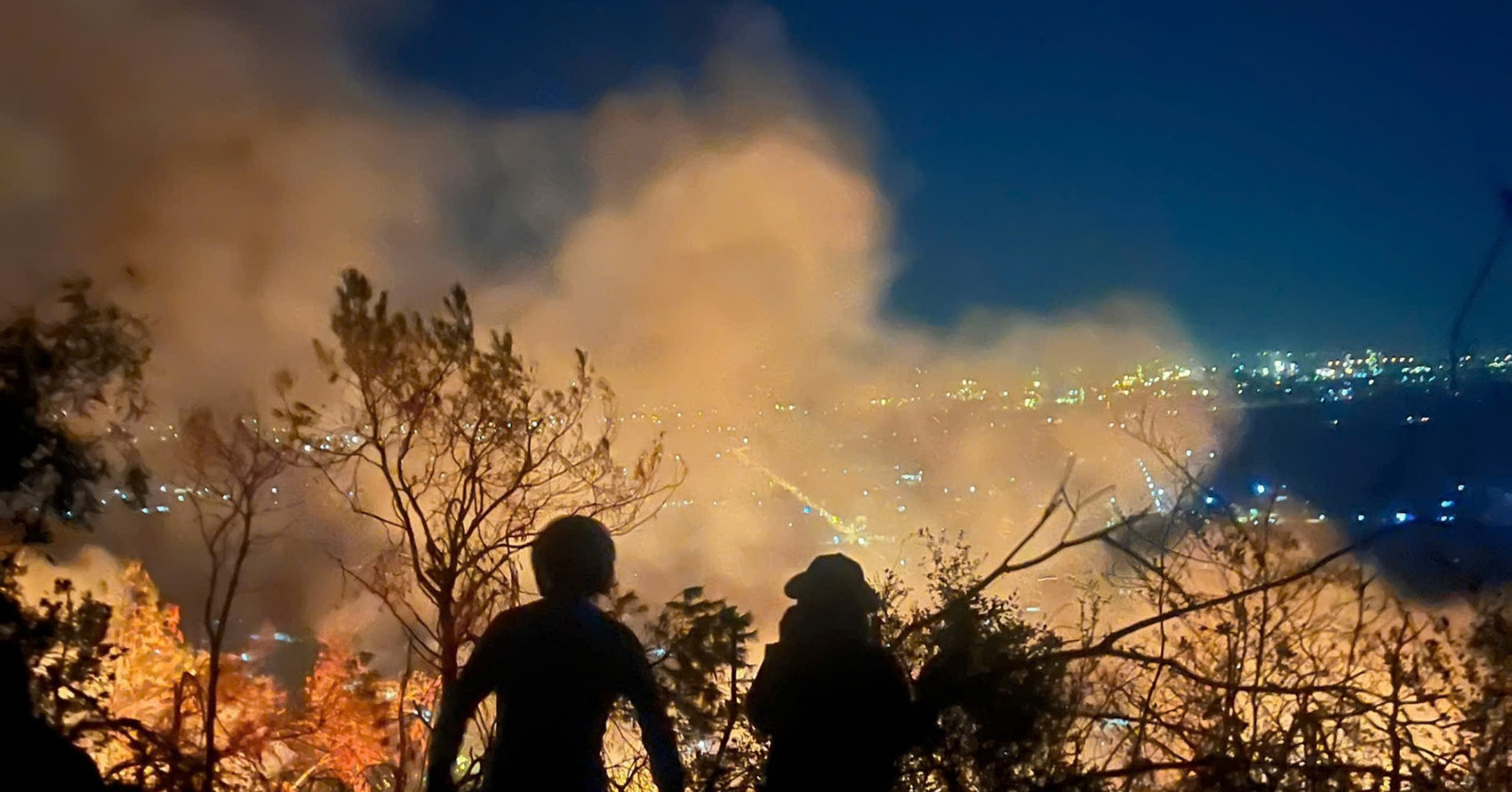 700 people battle 15-hour forest fire near historical site in Hai Duong