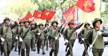 Over 8,000 people reenact Liberation Day at Hanoi’s Peace Cultural Festival