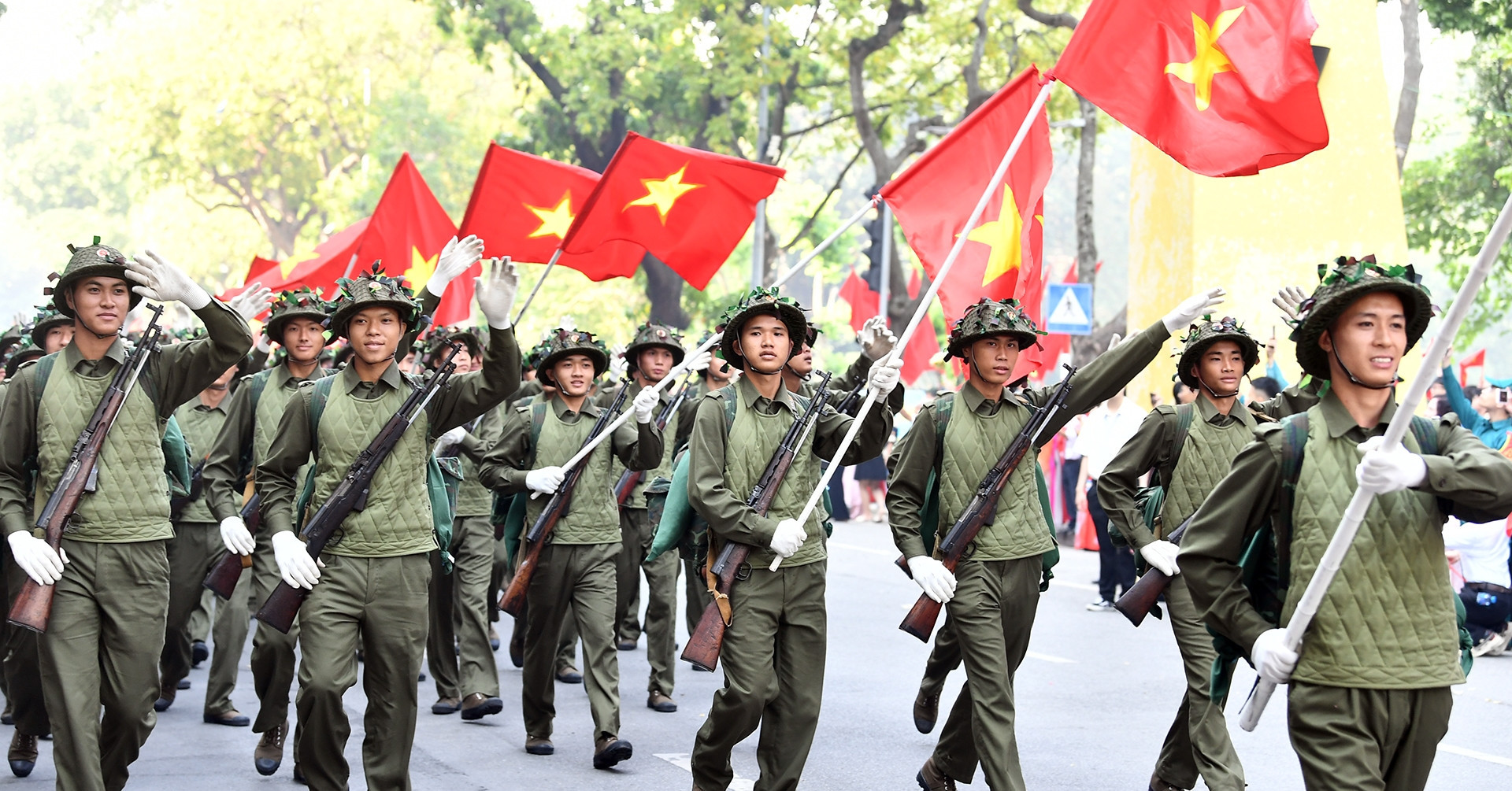 Over 8,000 people reenact Liberation Day at Hanoi’s Peace Cultural Festival