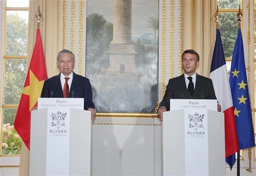 Vietnamese, French leaders meet press ahead of Paris talks