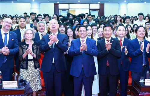 Vietnamese PM, WEF Executive Chairman highlight youth’s role in smart era