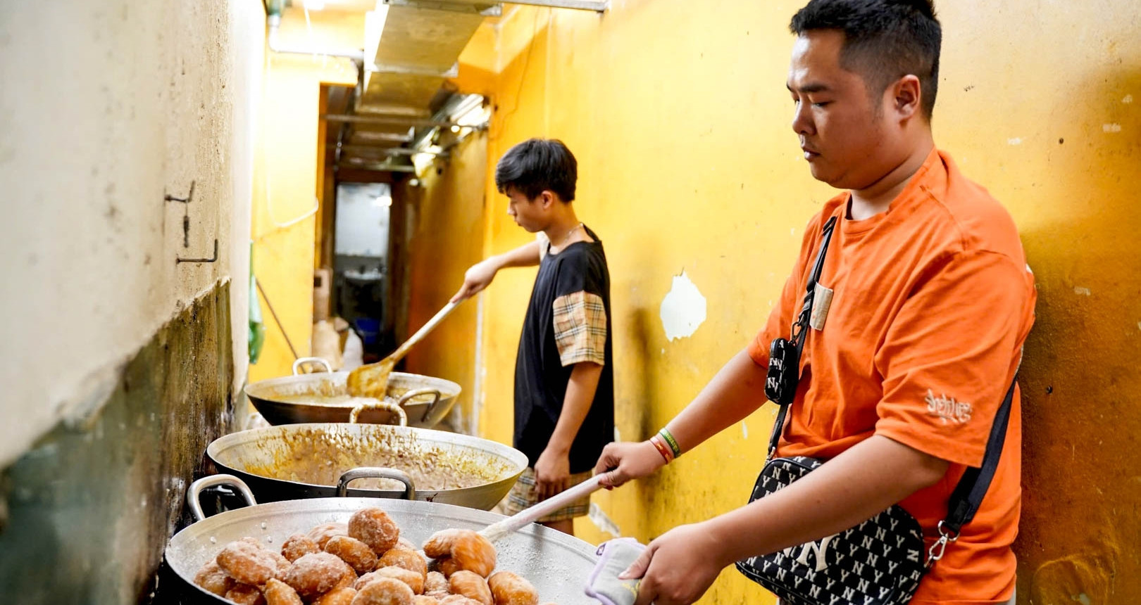 Crowds flock to tiny Hanoi donut shop, selling 4,000-6,000 donuts every day