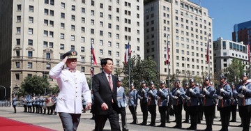 President Luong Cuong welcomed by Chilean President Gabriel Boric in Santiago